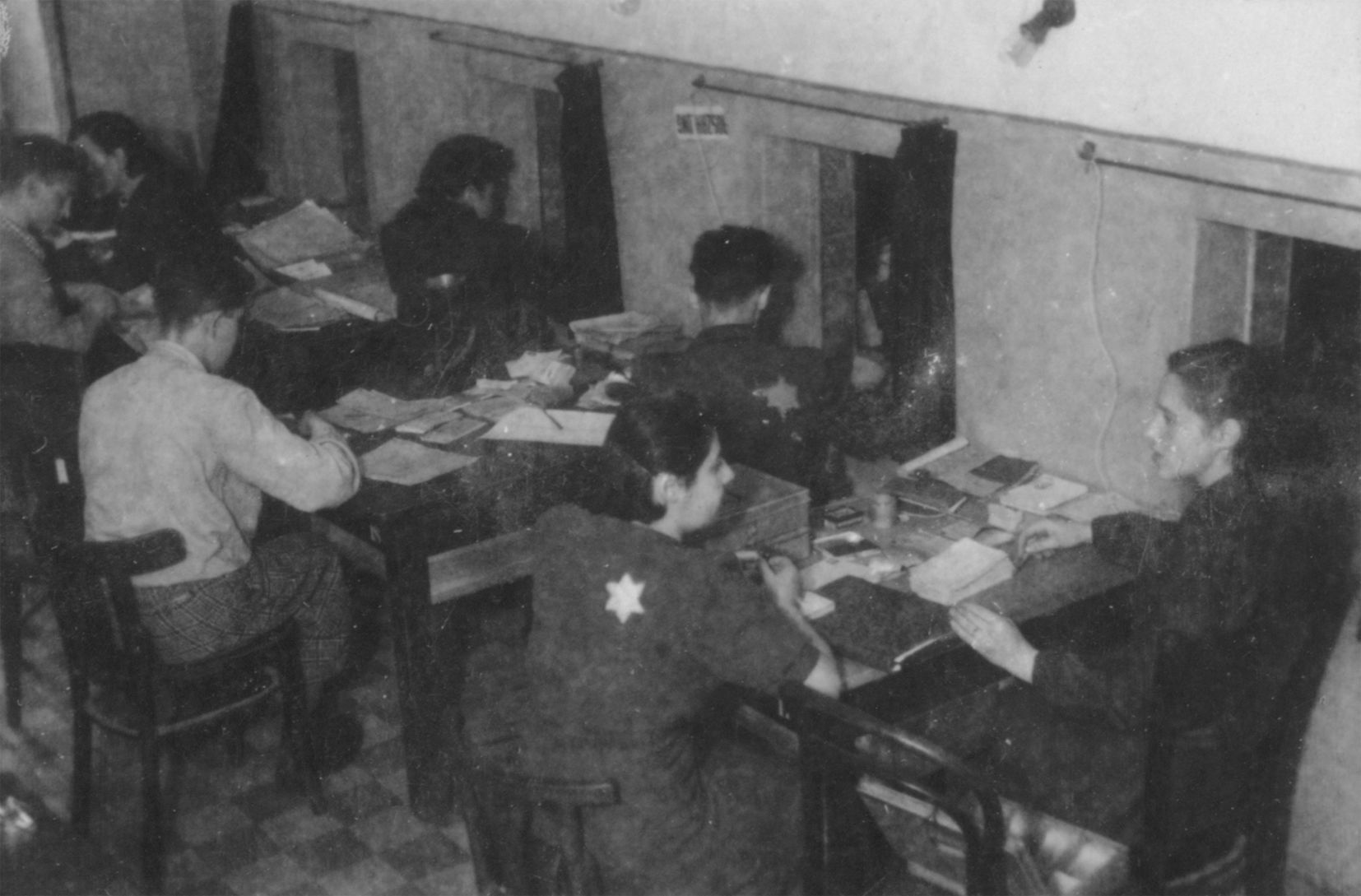 ​Listonosze przy pracy / Postmen at work (Archiwum Państwowe w Łodzi)