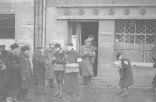 ​Przed budynkiem poczty przy pl. Kościelnym