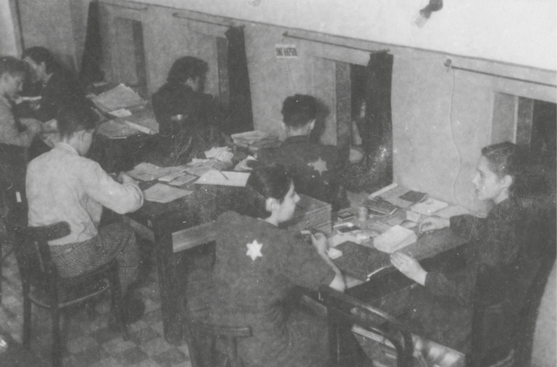 Urzędnicy poczty przy pracy